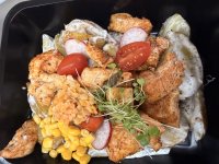 Salát s grilovanými bramborami a kuřecím, jogurtový dressing