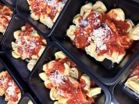 Sýrové tortelloni v rajčatové omáčce s mozzarellou